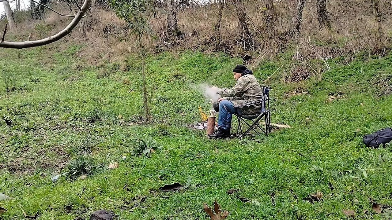 Solo Bushcraft!!A warm camp in a cold forest.. 