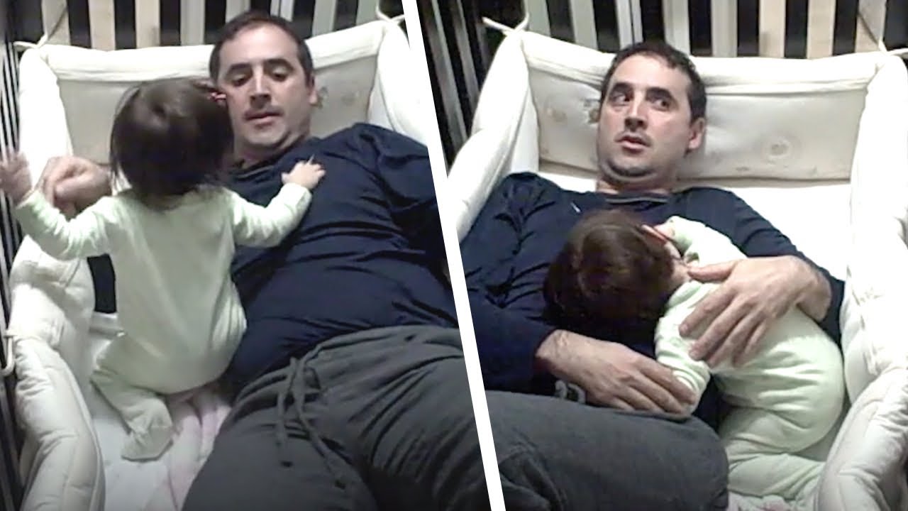 Este pai quer adormecer a filha. Quando ele percebe o erro, é tarde demais!