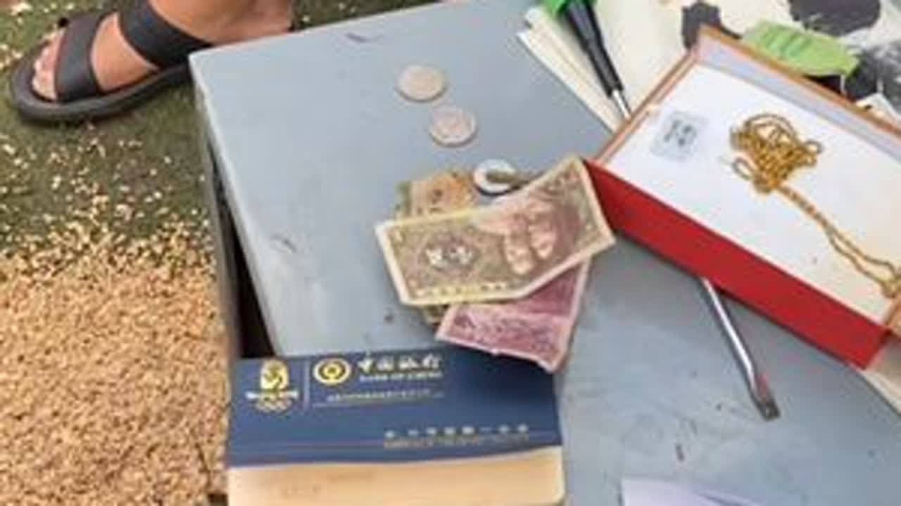 100多收台老式保险柜，打开一瞬间直呼发了，尽然有两条金项链 #旧物 #旧货市场 #地摊捡漏