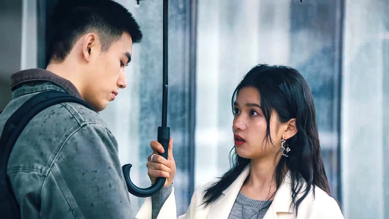 【MOVIE】灰姑娘被雨淋得全身濕，下一秒校霸突然撐傘擋在她身前，灰姑娘瞬間淪陷！#drama #甜宠 #点燃我温暖你
