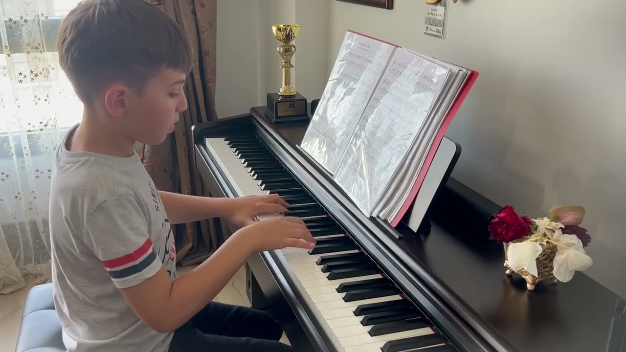 Gnossienne No 1 by Erik Satie playing by 8 years old Can Barış