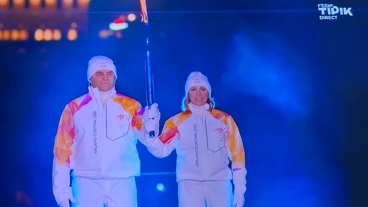 Cérémonie d'ouverture des jeux olympique d'hiver de Milan flamme olympique et feux d'artifice final 