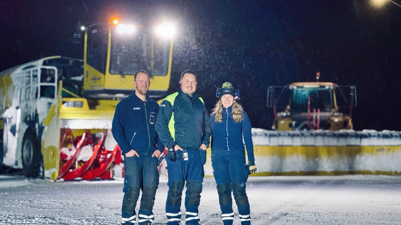 SNÖRÖJNING PÅ EN FLYGPLATS! ✈️