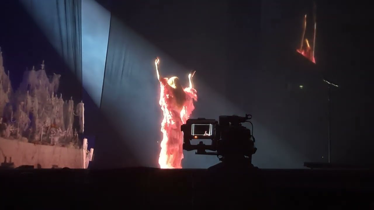Cosmic Love - Florence + the Machine (Live @ o2 Arena, London - 18/11/22)