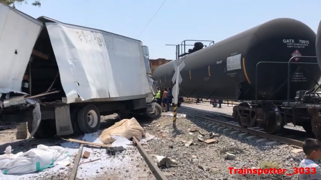 Tren 🚂 VS 🎇 Camión 🚛 : Pensó que estaba detenido!!