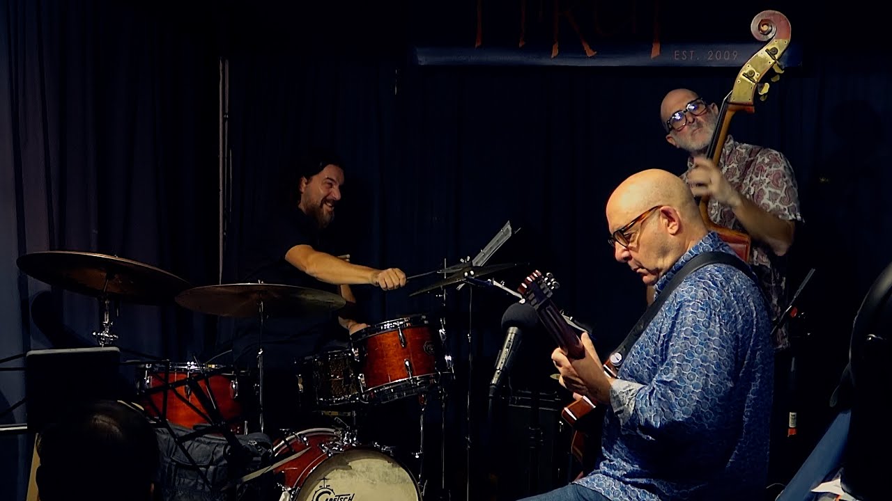 Wayfaring Stranger (traditional song) &mdash; performed by Rob Piltch, David Piltch, and Davide Direnzo
