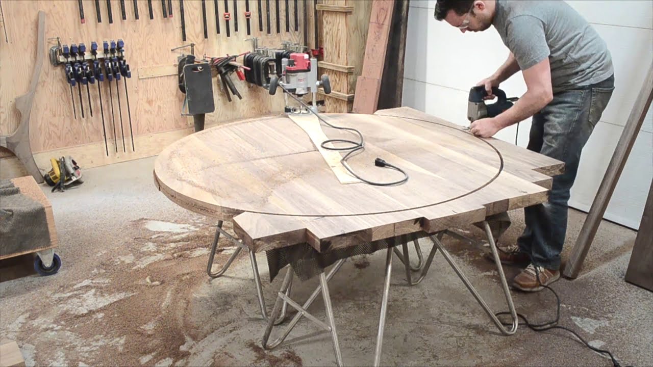 Table ronde en bois façonnée à la toupie
