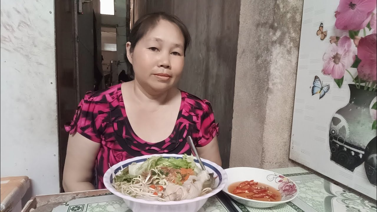 hôm nay em mời cả nhà ăn hủ tíu mì nấu súp đùi gà cùng em nha#loanvlop8386 