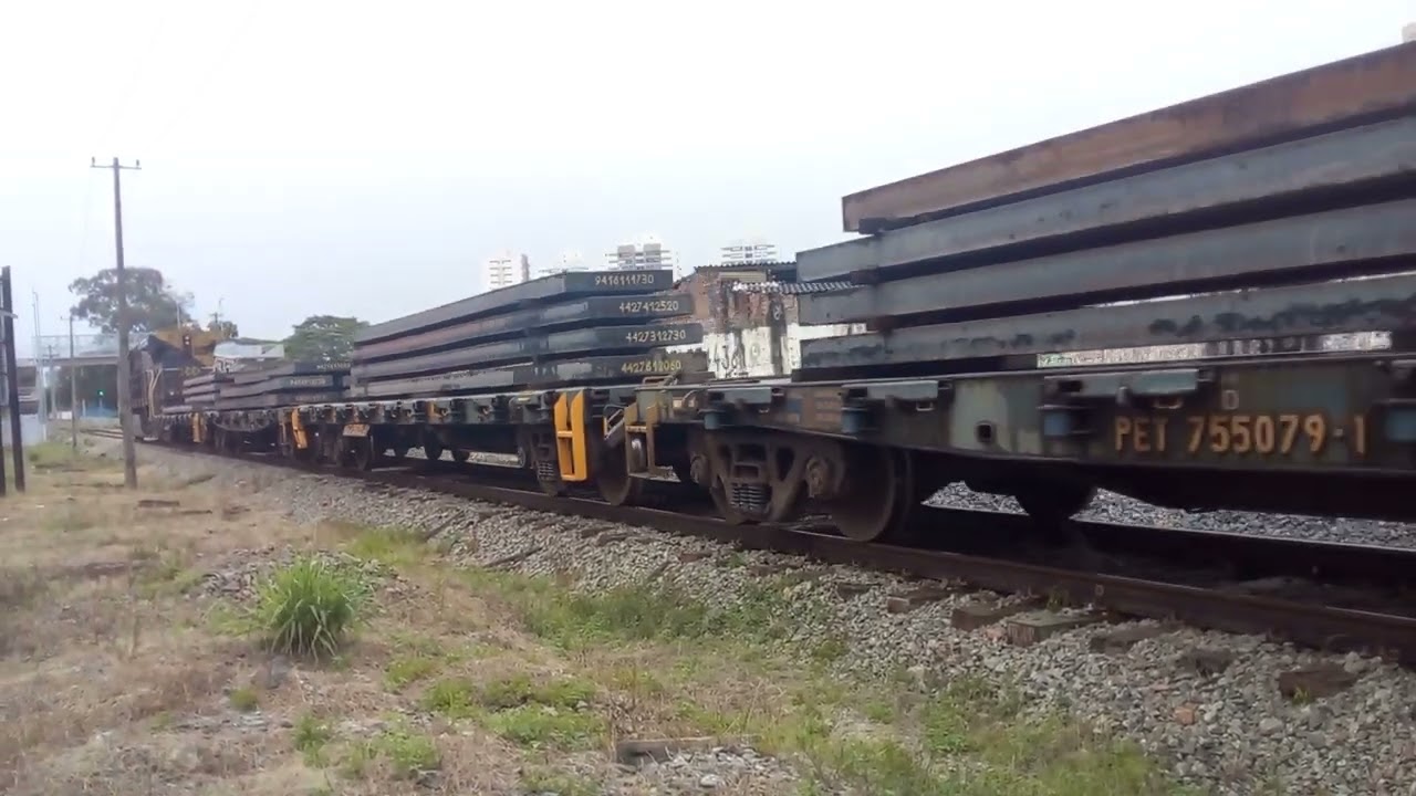 Trem da MRS passando no centro de Taubaté com chapas de aço com locomotiva AC44I 7385-0 liderando. 