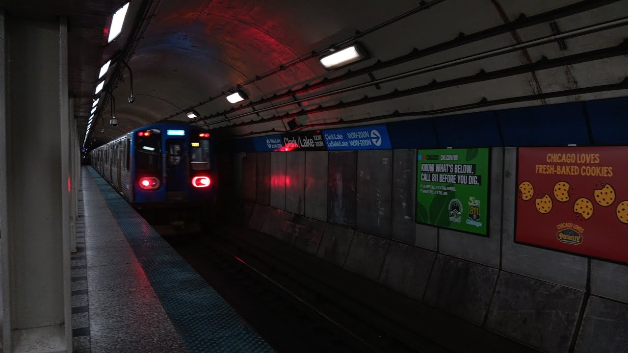 7000 Series #7122/#7026 leaving Clark/Lake