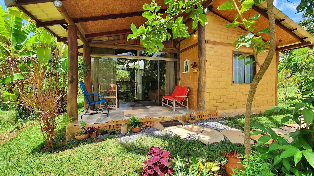 UM LAR FEITO com TIJOLOS de ADOBE e MADEIRA de REFLORESTAMENTO