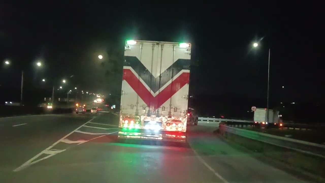 Yung buwan naging parang ilaw din. 