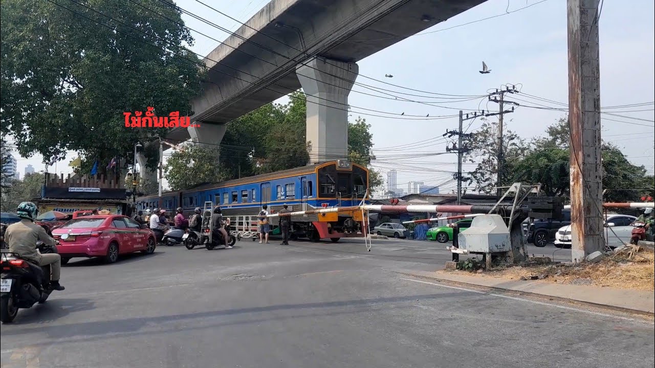 จุดตัดทางรถไฟถนนเพรชพระรามกับรถไฟ 4 ขบวน