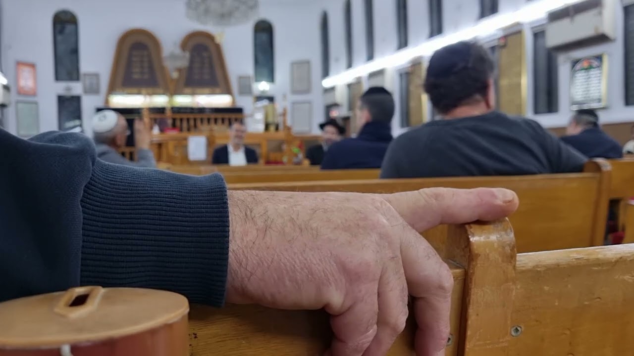 הרב יחזקאל מוצפי בבית כנסת היכל יעקוב בפתח תקווה.