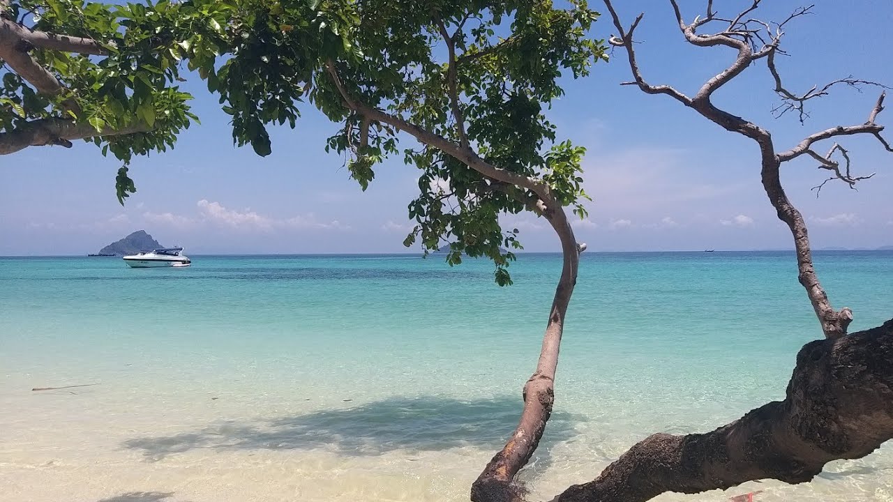 Phi Phi Holiday Resort & Laem Tong Beach walk/street view/Phi Phi Island/Krabi/Thailand/ April 2022
