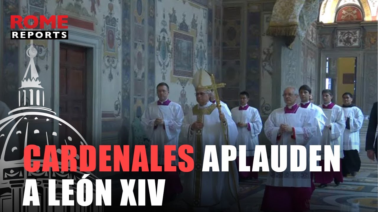 Los cardenales aplauden a León XIV al terminar la misa en la Capilla Sixtina