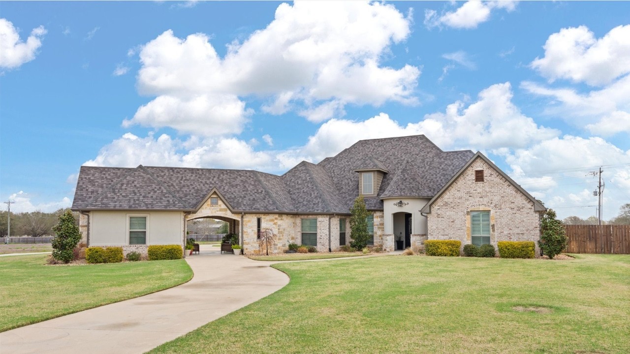 East Texas Luxury Listing FOR SALE in Crown Estates in Hallsville ISD