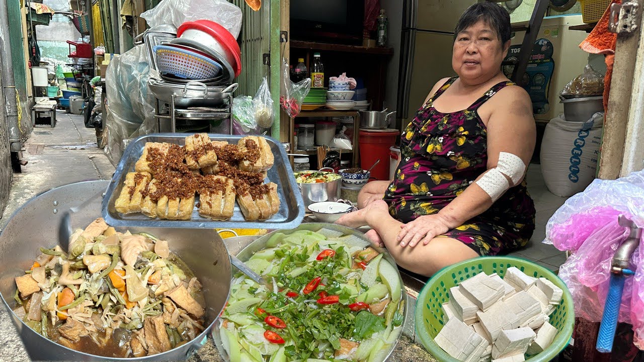 Quán Cơm Chay núp hẻm Cô Lệ nấu 4 món ngày Mùng 1 Tháng Chạp với số lượng nhiều tích góp để đón Tết