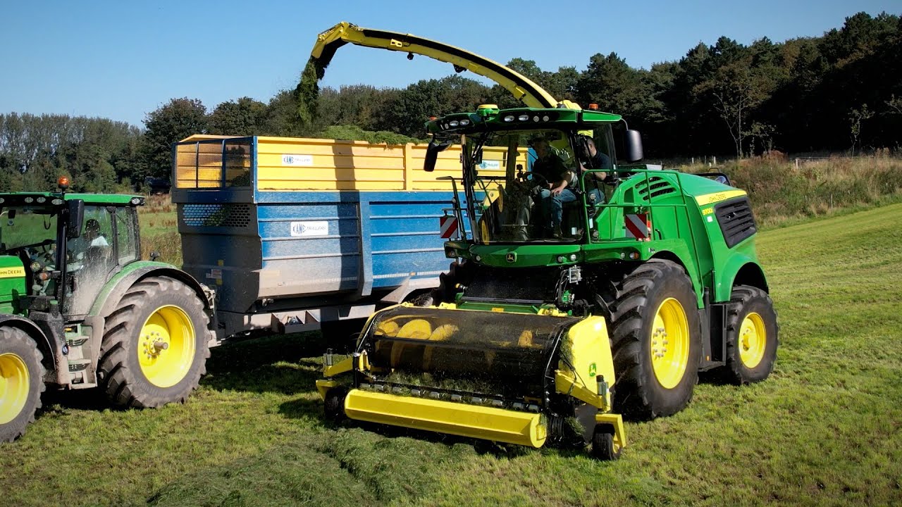 John Deere 9700 self-propelled forager and 30R grass pickup: FIRST IMPRESSION