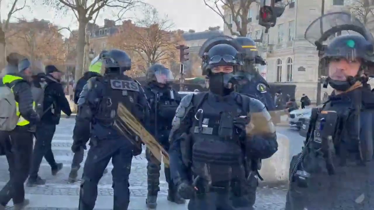The CRS 8 (FAR) specialized in urban violence is deployed on the Champs &Eacute;lys&eacute;es