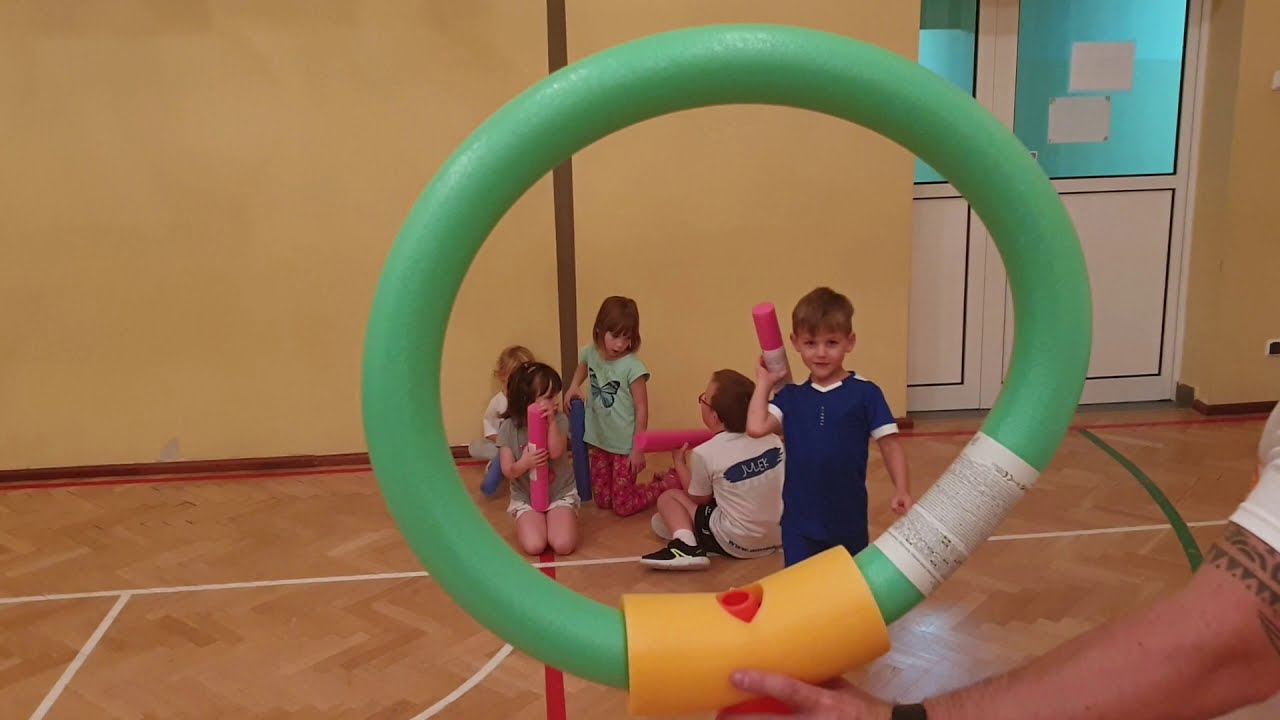 Zabawy sportowe z użyciem makaronów piankowych