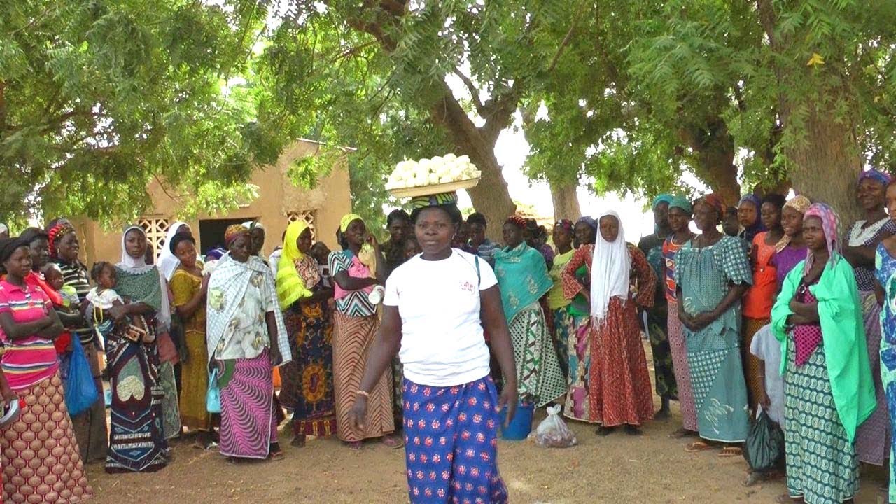 Wie Frauen in Afrika Lasten tragen I missio