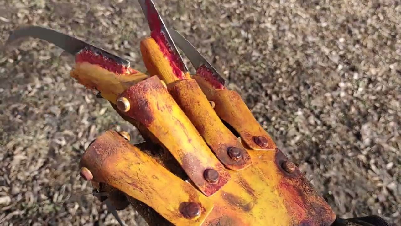 Перчатки в стиле «Зловещие мертвецы 2» и «Металлический демон Фредди против Фредди» для Кори.