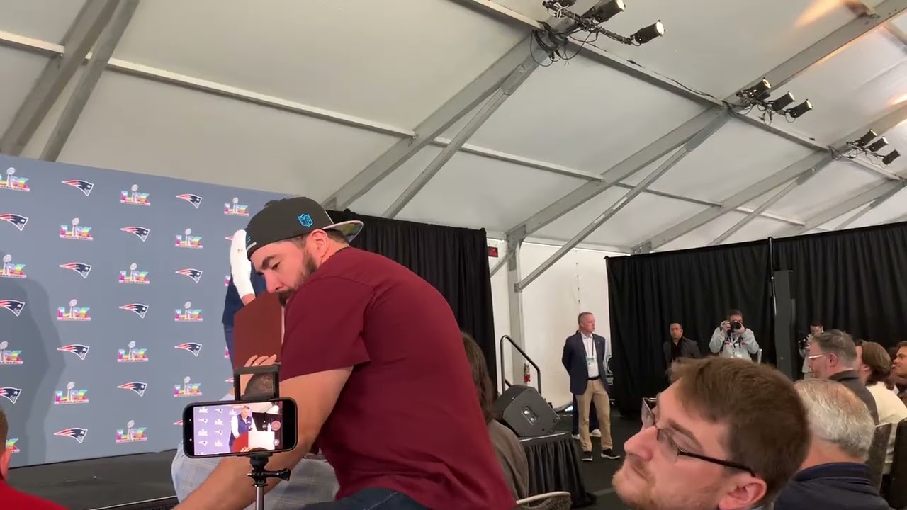 Patriots' Mike Vrabel gives MassLive's Karen Guregian first question at Super Bowl press conference