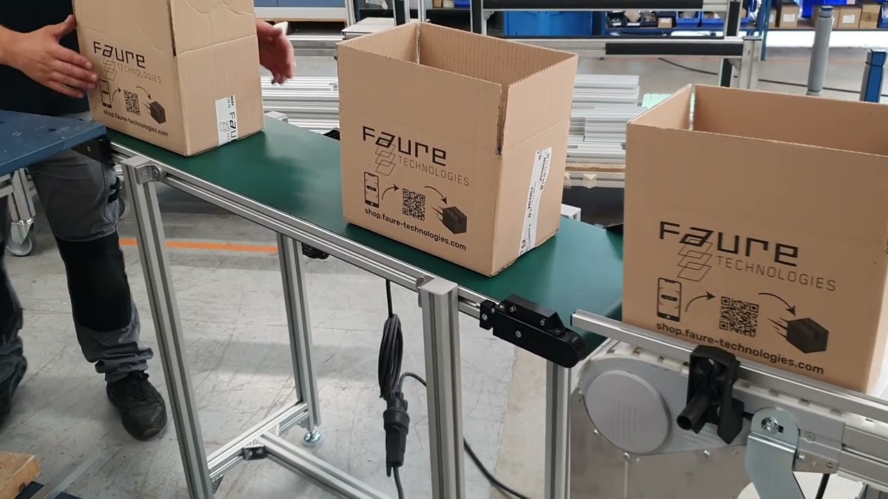 Ligne de convoyage combinant : Bande lisse + VarioFlow Plus (Bosch) + Rouleux gravitaires
