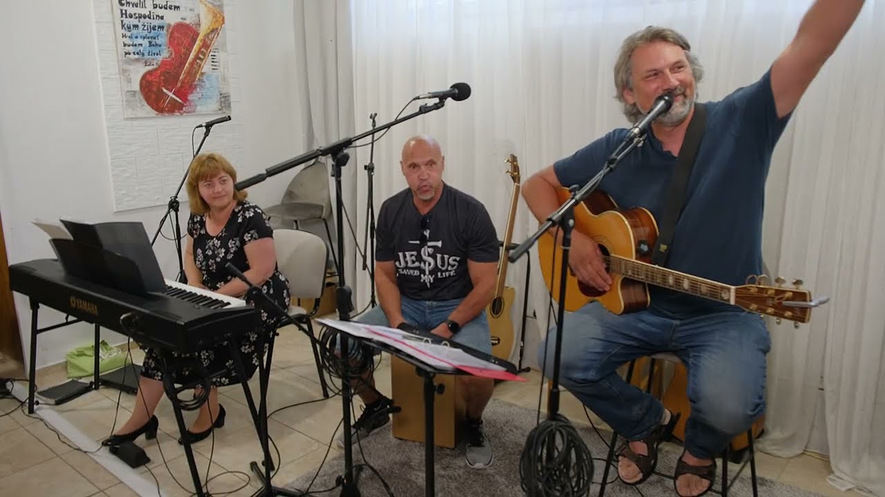 Nedeľné zhromaždenie, chvály a svedectvá
