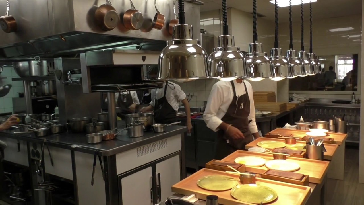 Service at the Michelin star restaurant Belcanto