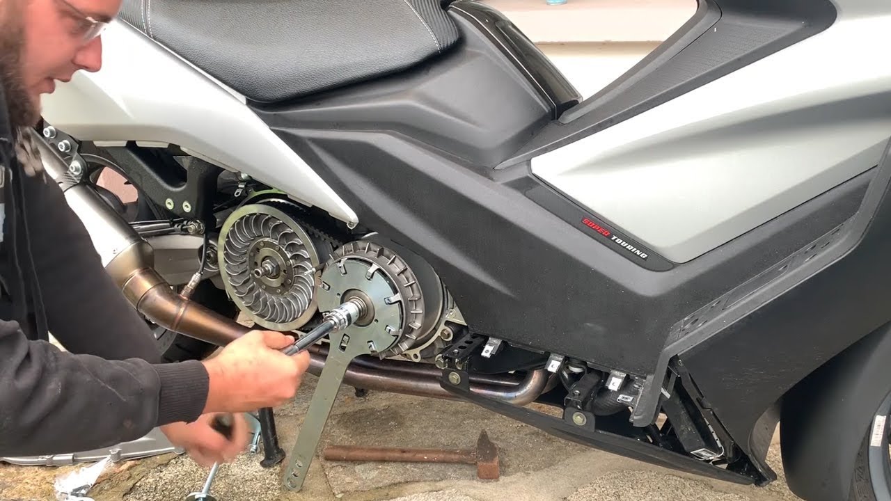 KYMCO AK 550 Comment changer variateur, courroie, galets, et ressort de poussée ?