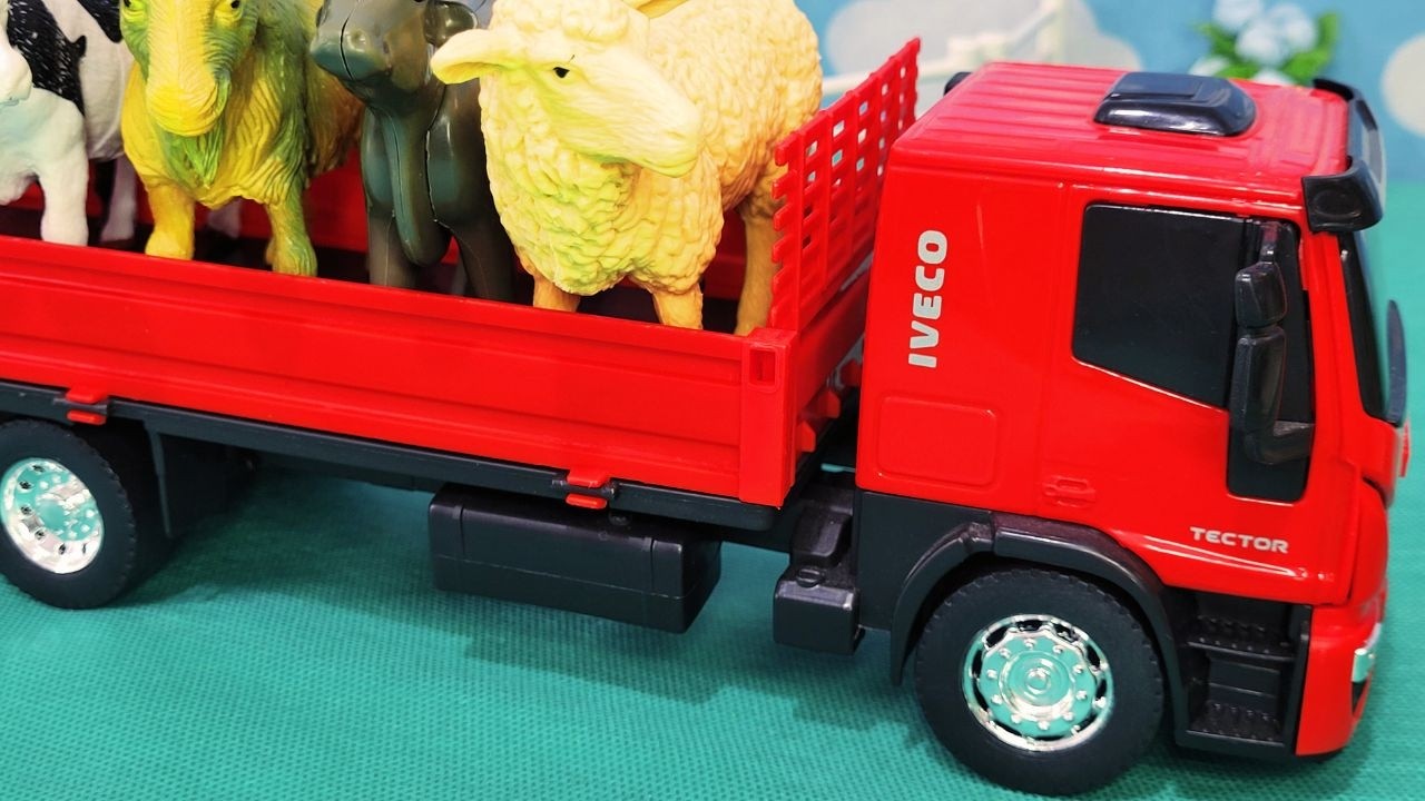 RED TRUCK TRANSPORTING FARM ANIMALS | CAMINH&Atilde;O VERMELHO TRANSPORTANDO ANIMAIS DA FAZENDA #animals