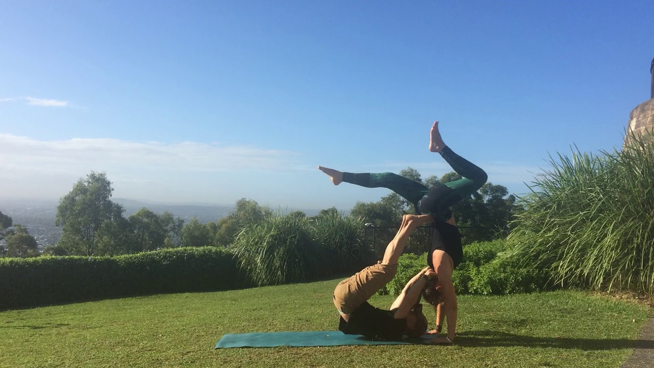 Acro Partner Yoga - Handstand walkovers