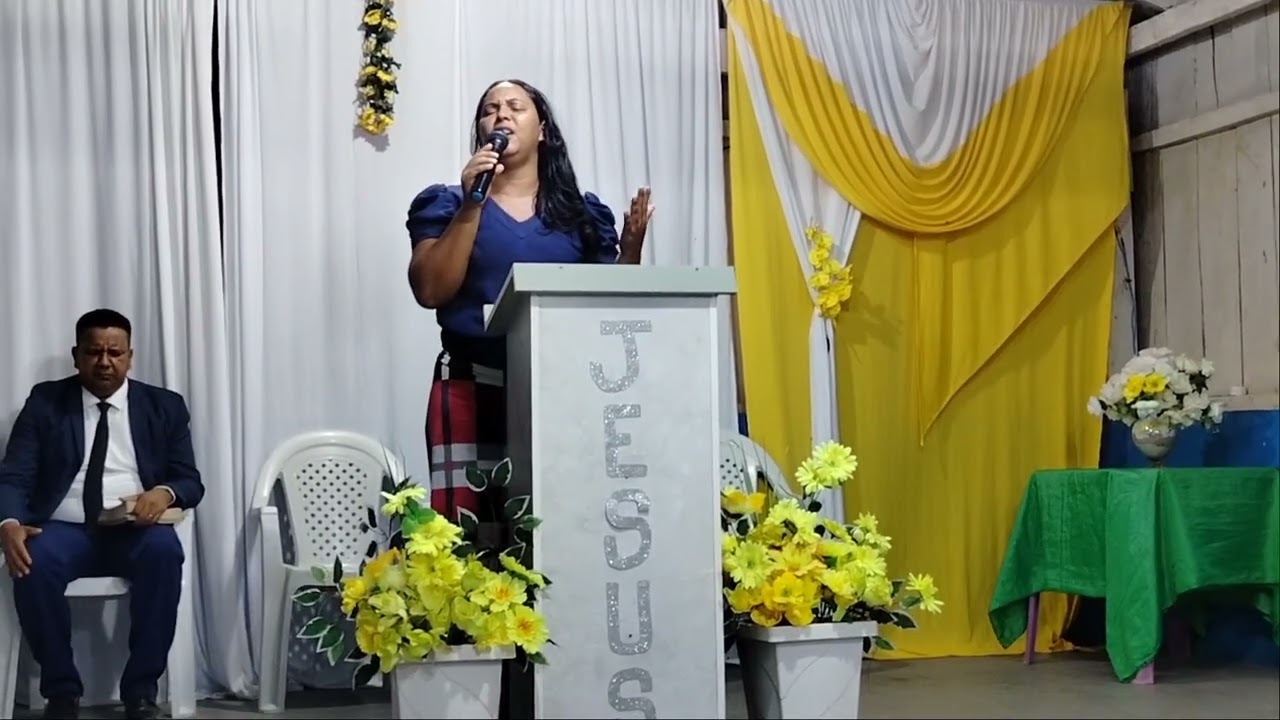 Levita Irmã Betty louvando e adorando ao Senhor.
