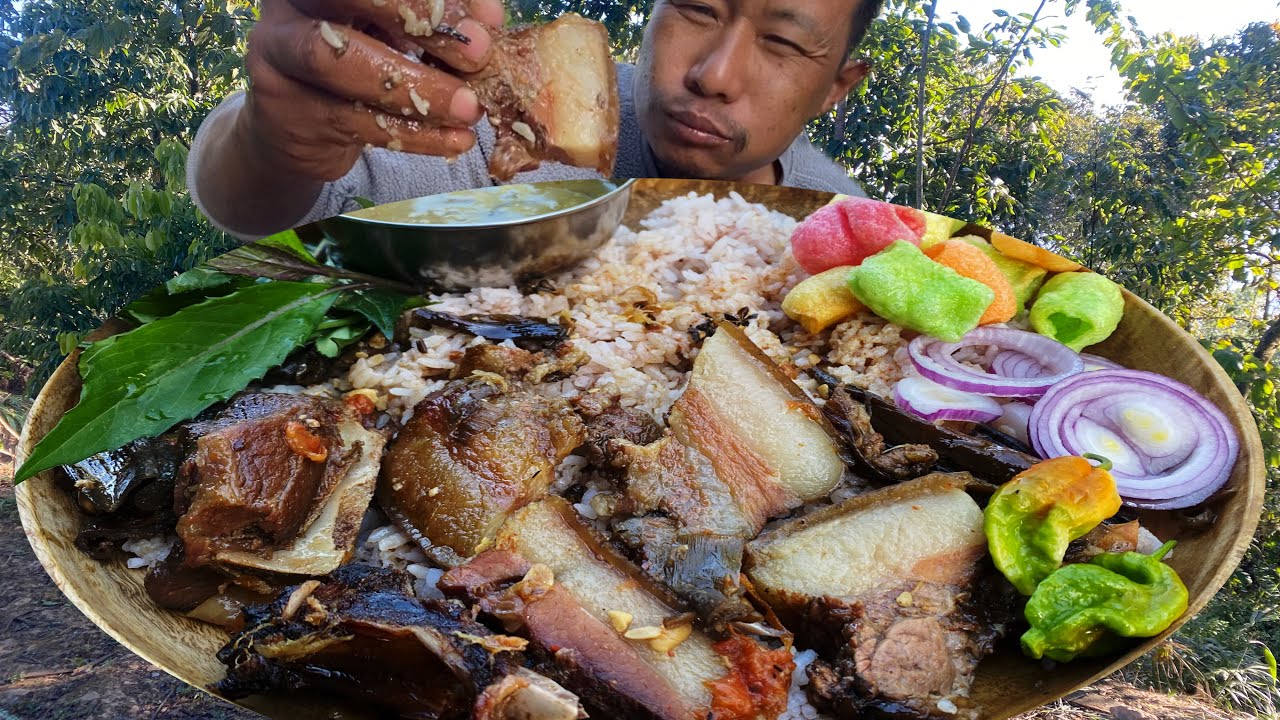 Eat smoked pork cook with Axone and dried taro stem 