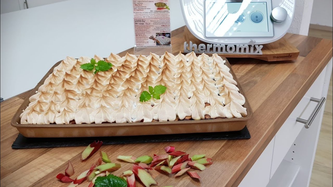 Пирог с безе и ревенем