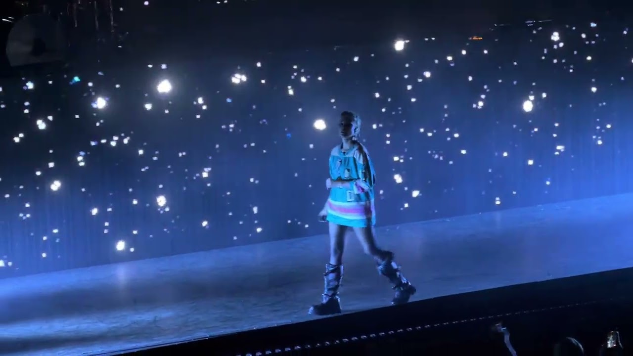 Halsey Singing “Honey” and “Is The Somewhere” Live in Toronto on Jan 10/26