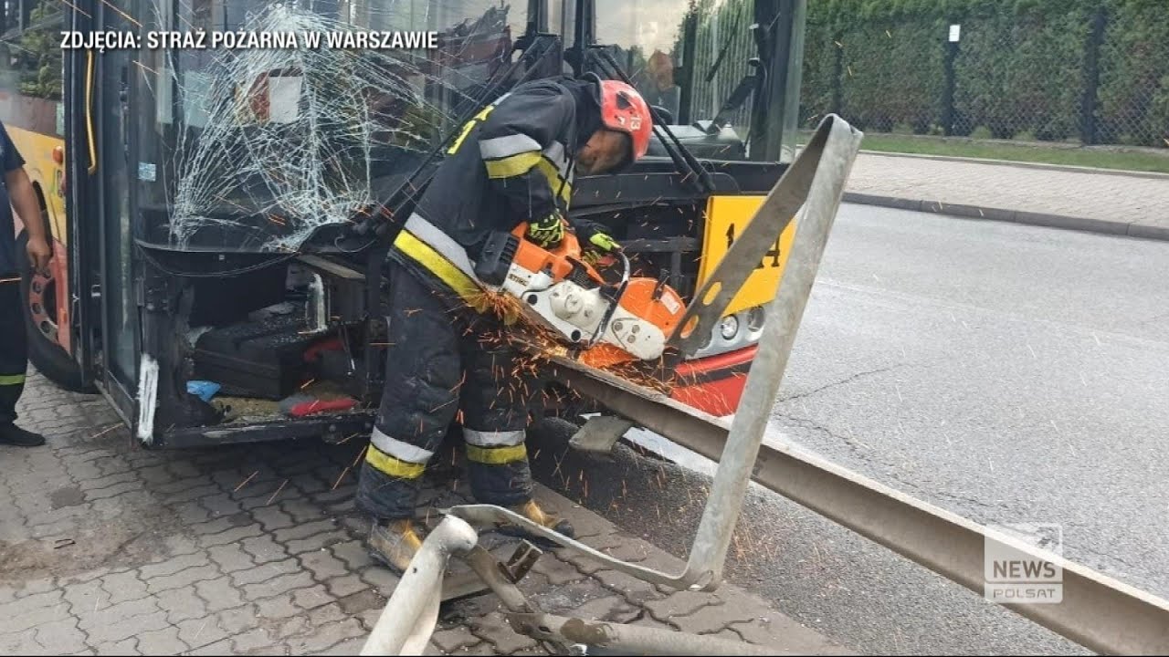 Barierka wbiła się w autobus. Śmiertelne zagrożenie dla paserów