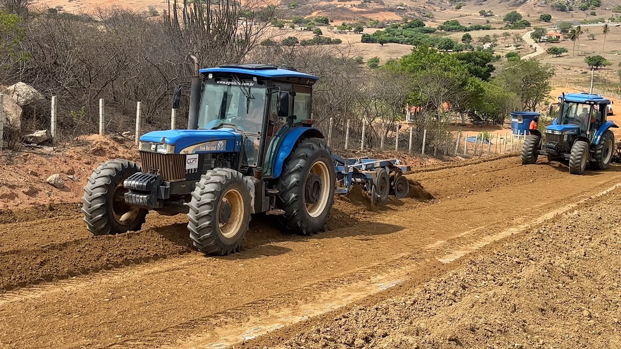 Sogro e genro tratorista trabalhando na terraplanagem na pedra da boca em Araruna pb