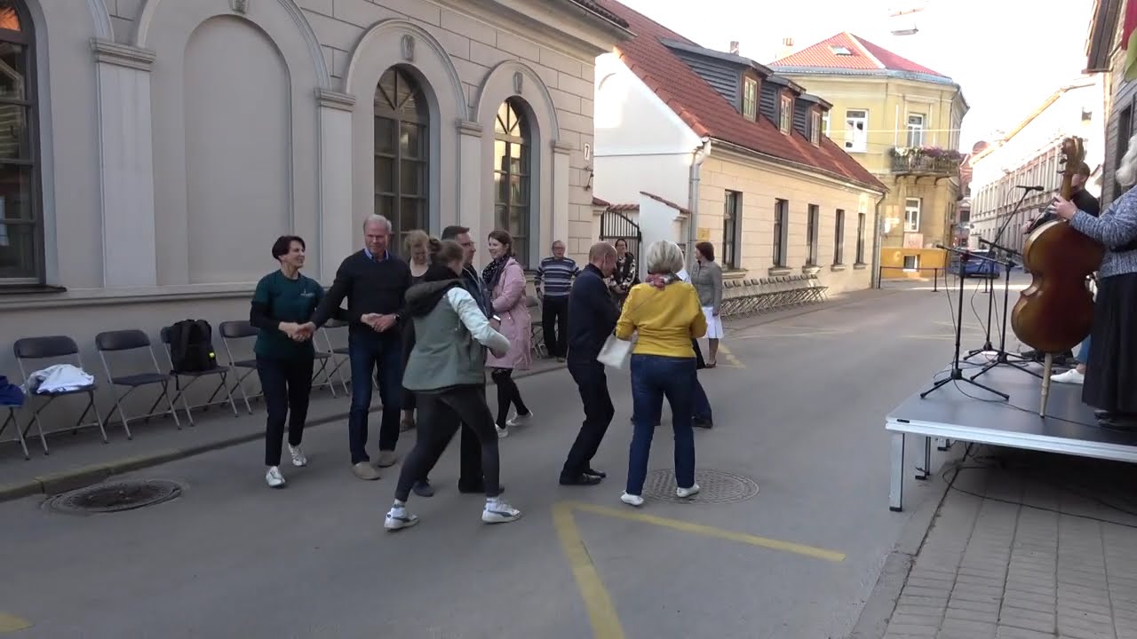 Barborytė. Tautos &scaron;okiai Zamenhofo gatvėje. Folkloro ansamblis PILIAROŽĖ i&scaron; Raudondvario. 2021 09 06