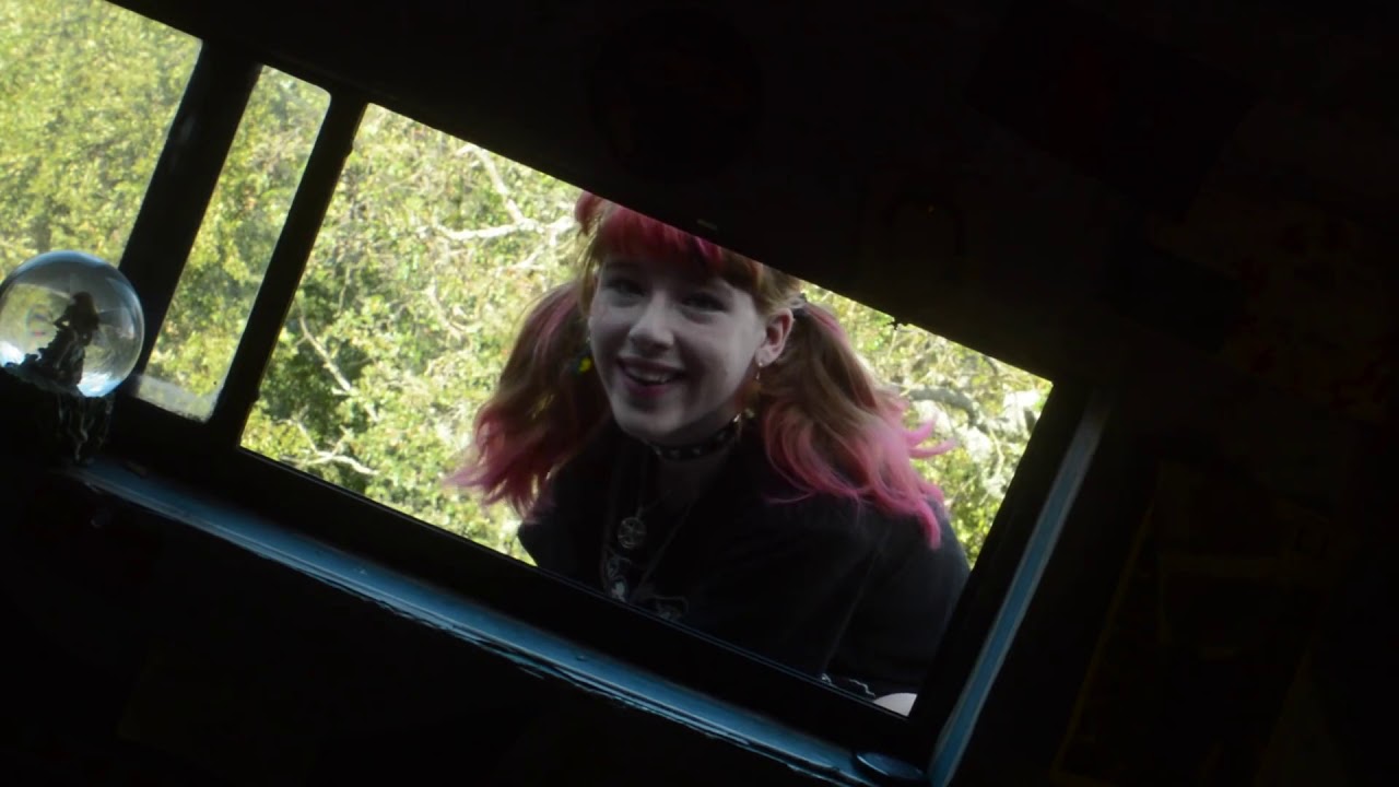 LALI WILDE - FRILLS & FURS (OFFICIAL MUSIC VIDEO)