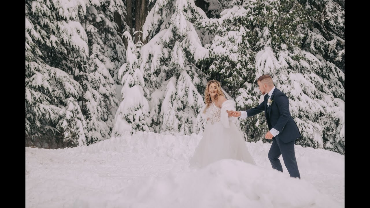 Winter Wonderland wedding from Cypress Mountain  I  Faye + Evan  I  Snowy elopement in Vancouver, BC