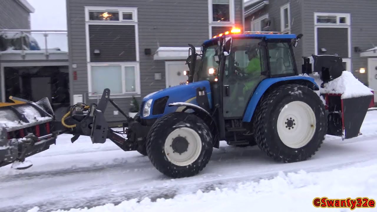 4K| New Holland TL100A Blowing And Plowing Snow