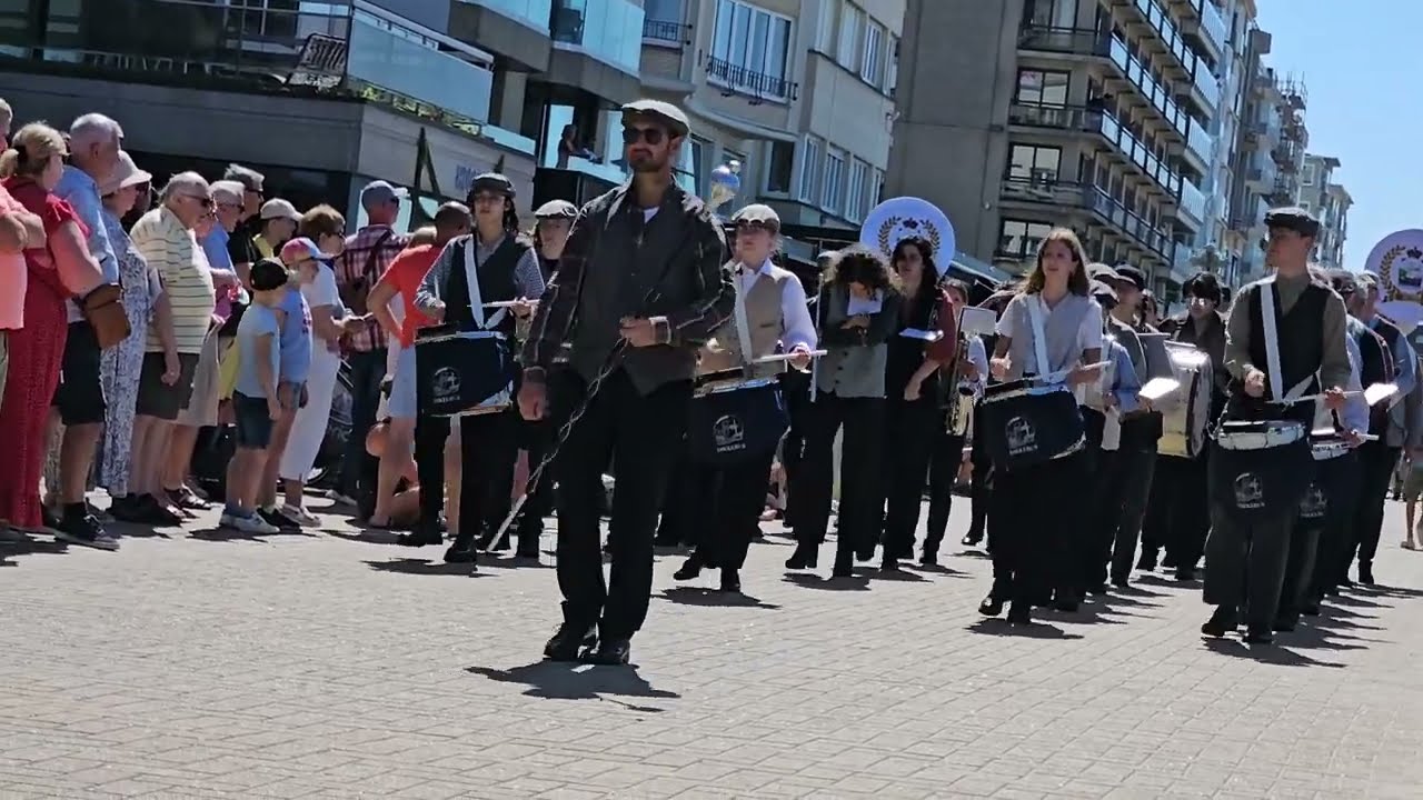De dorpsfanfare Koninklijke Harmonie De Vijverzonen Dikkebus Garnaalstoet Oostduinkerke Koksyde 2025