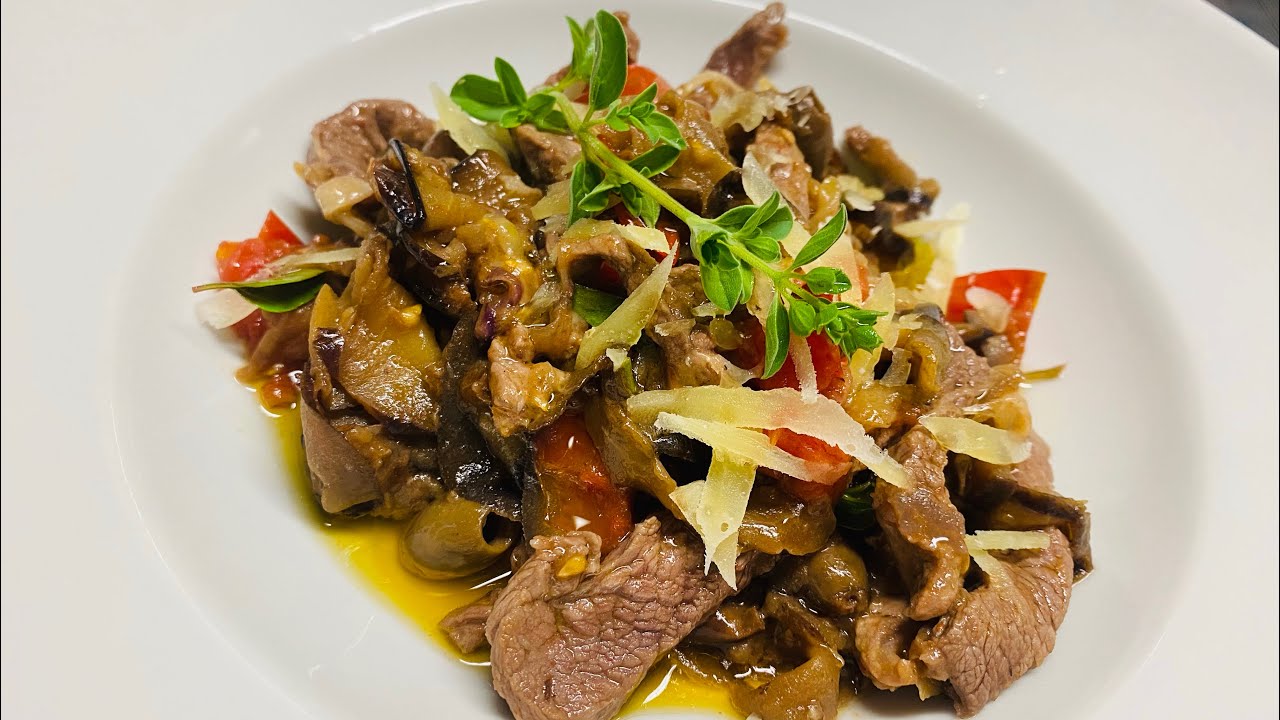Straccetti di manzo con melanzane cipolla pomodorini olive taggiasche pecorino e aromatiche