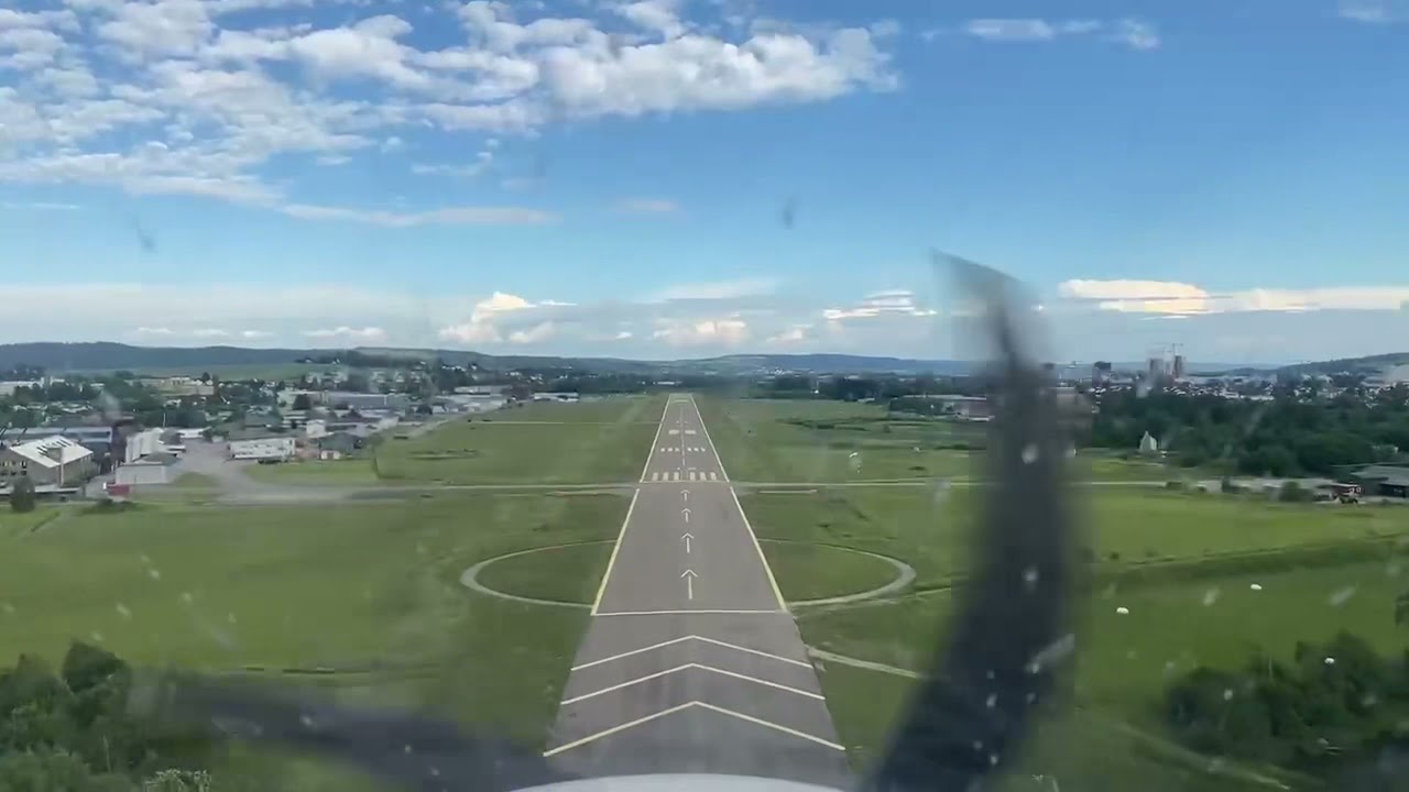 DA40 smooth crosswind landing rwy 12 at Kjeller airport