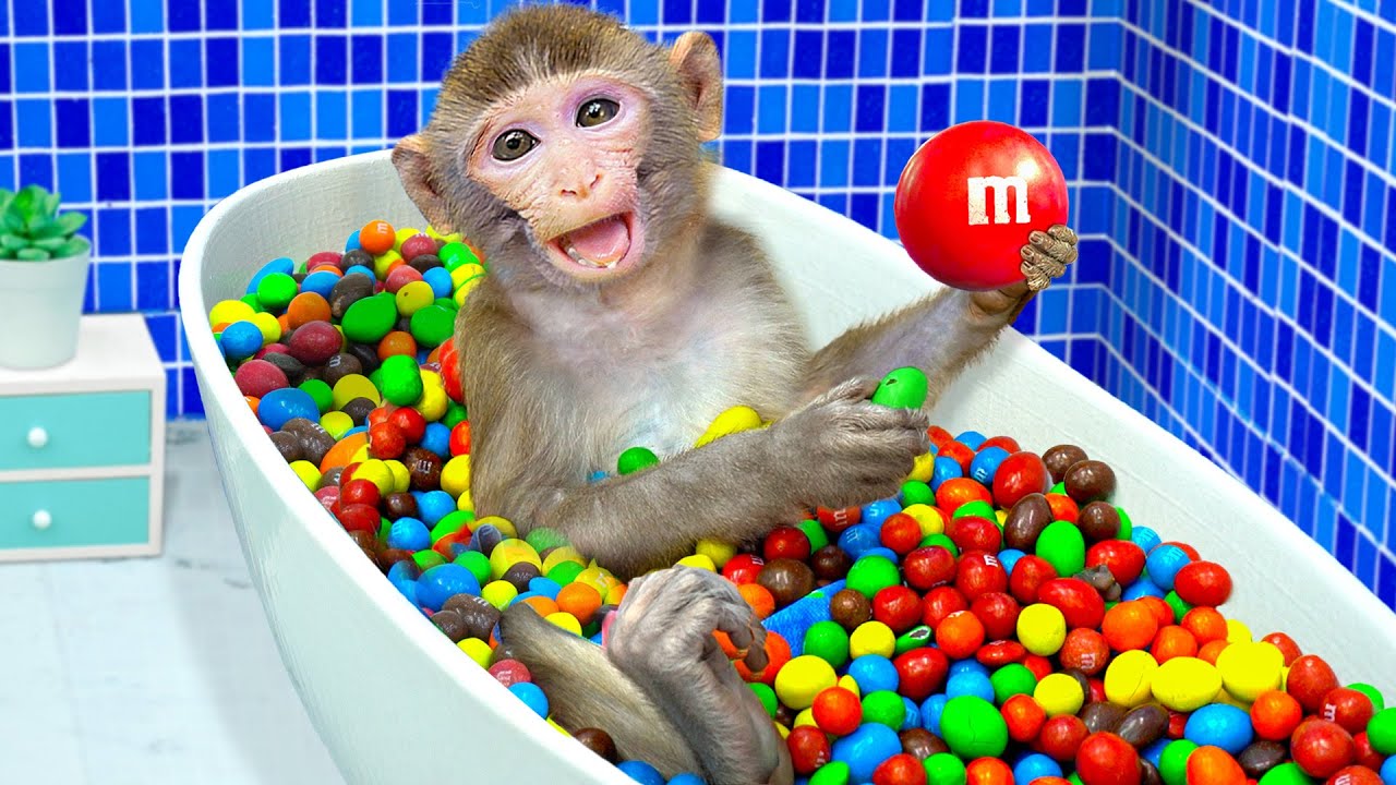 Monkey Nana Color BathTub Mixing Rainbow Candy with M&M's | KUDO ANIMAL NANA