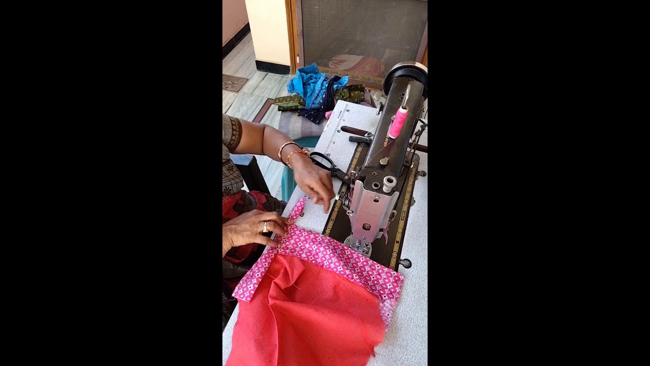 lakshmi venky vlogs  is live blouse sitichinig ఎక్స్ ప్లేను chesthunna ఫ్రెండ్స్ తో 