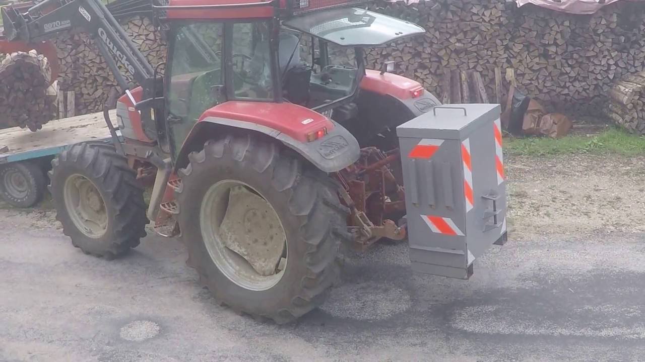 Mc Cormick Mc 90 au chargement de fagots. (SALVI-Bois de Chauffage)